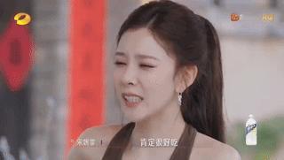 宋妍霏你是真的饿了宋妍霏沉浸在吃里不知天地为何物了，一勺接一勺，这是真饿了啊[笑