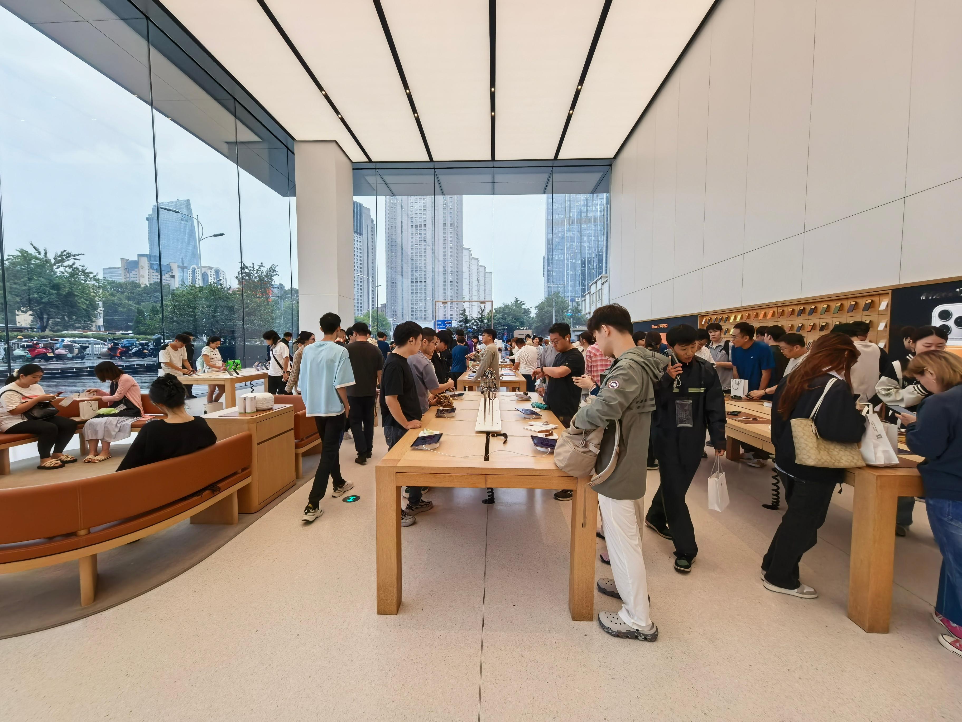 iPhone 17系列开售第一天，坐标万象城Apple官方旗舰店。确实看到门口的