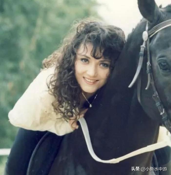 香港女星施明拥有混血美貌，在《倚天屠龙记》饰演紫衫龙王最令人印象深刻，此外她传有