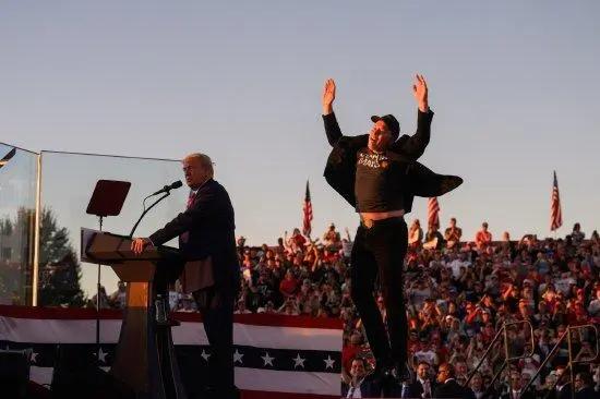 美国2024总统大选，从党派大选已经成为富豪的押注游戏。
《华尔街日报》说，超级