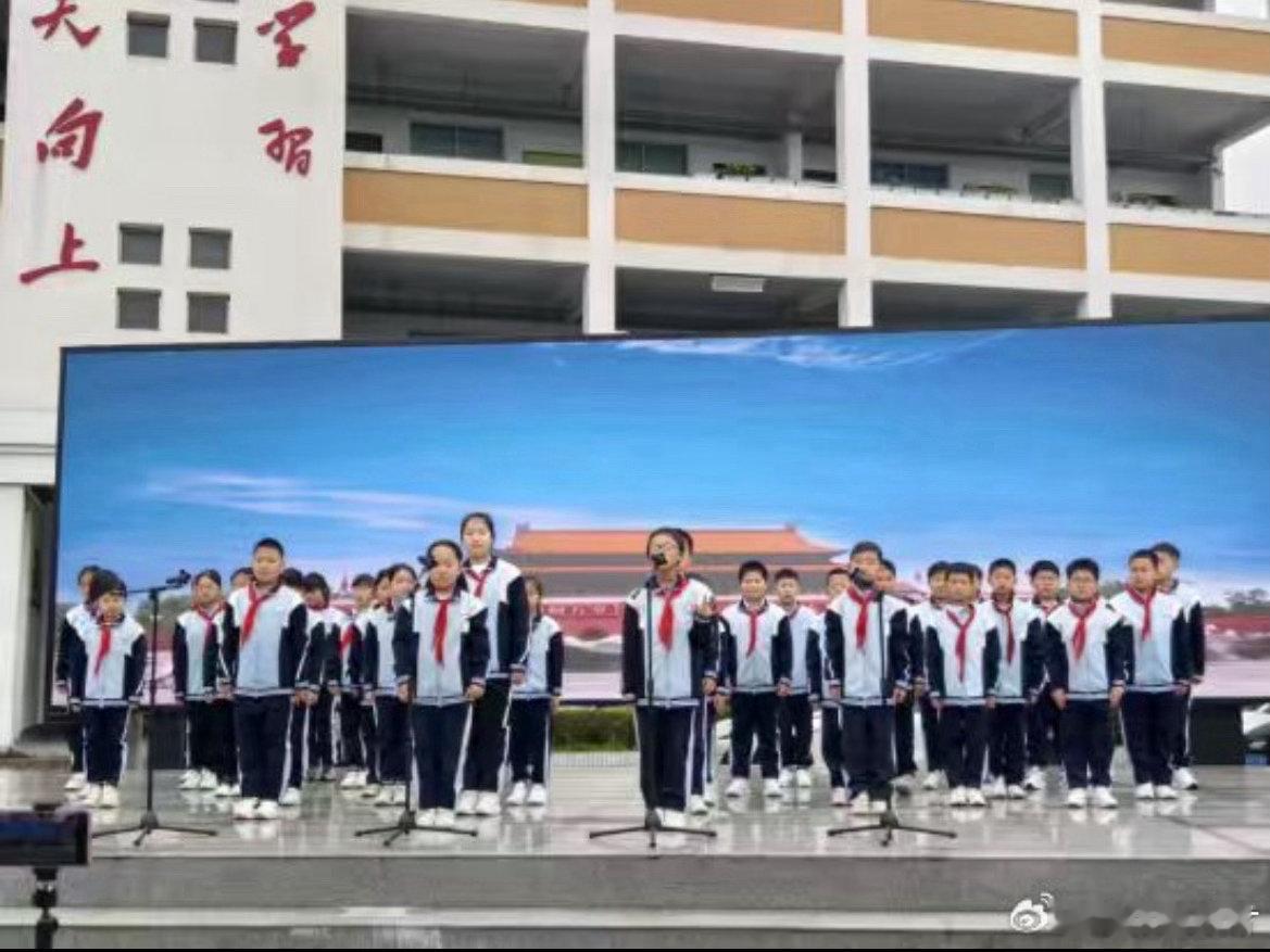 国旗下的国安课手势舞展出台州少年担当全民国家安全教育日来临，天台二小把课堂搬到国