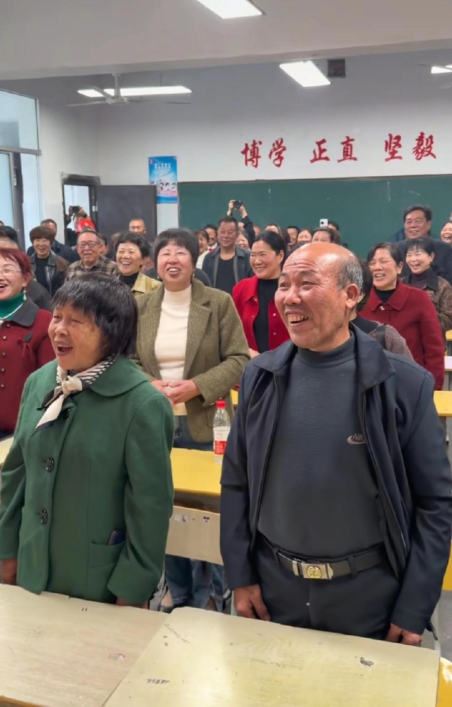 长沙50周年同学聚会，看年龄，76届的，肯定小学，12岁毕业，目前62岁左右，看