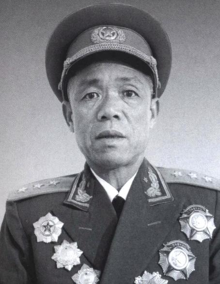 韩先楚和冼恒汉在兰州军区斗了四年，谁也压不住谁。一位老帅发话：一个笼子关两只公鸡