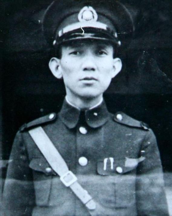 1963年3月，纽约法拉盛一间公寓里传出枪声。警察赶到时，前哈尔滨公安局长余秀豪