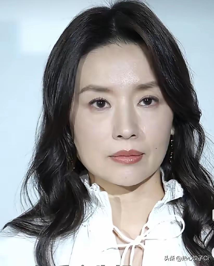 董洁曾在一档节目中说，我还有个儿子顶顶，我的爸爸妈妈。目前是这样一家四口的生活！