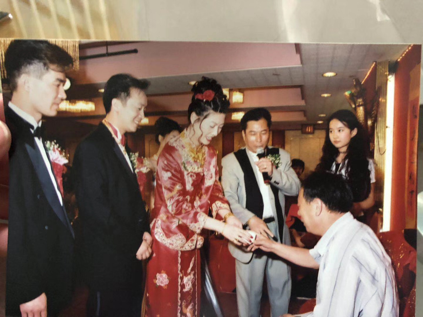 #13岁的刘亦菲##刘亦菲13岁参加婚礼旧照# 刘亦菲13岁参加婚礼旧照，还戴了