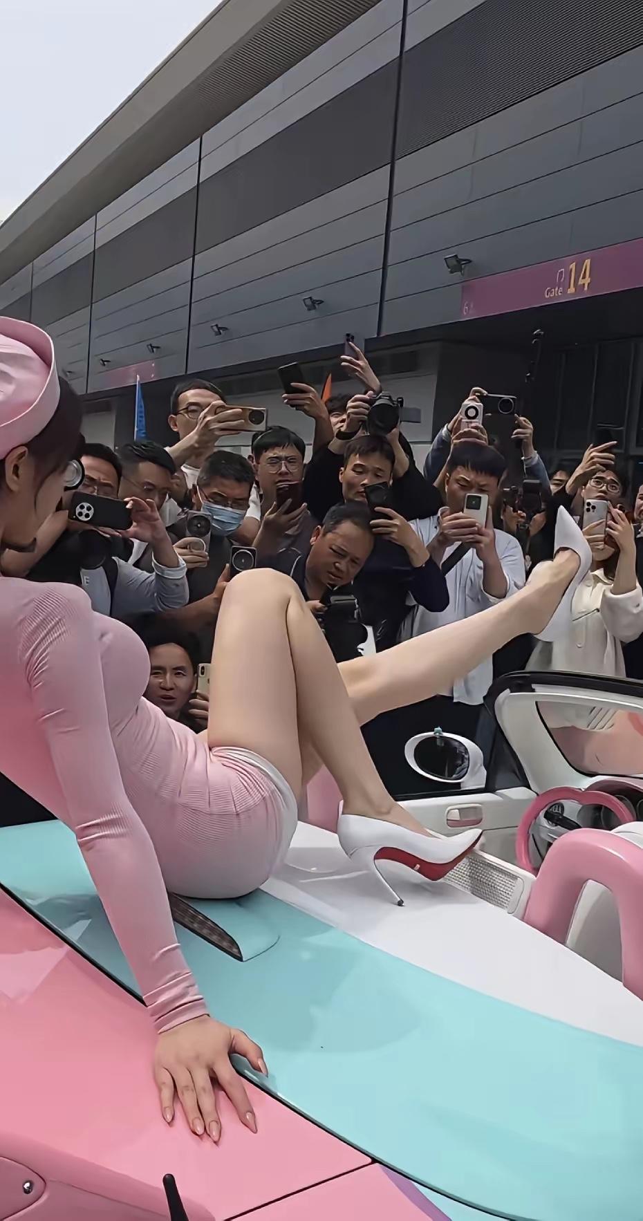 都是专业的，尤其是那个皱眉的