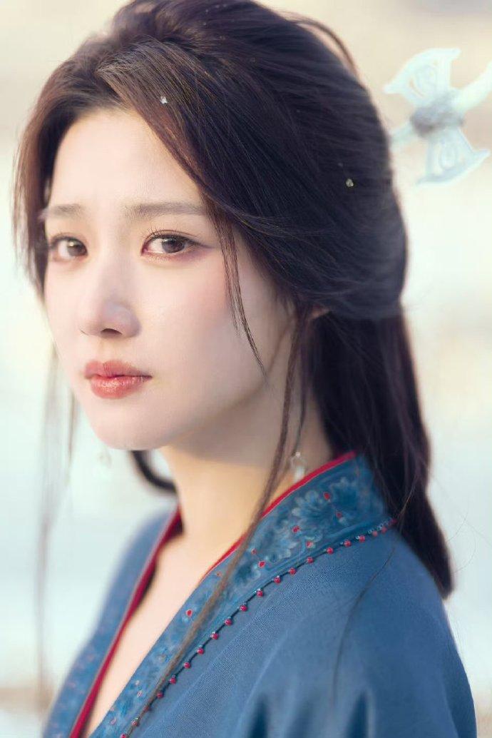 卢昱晓战国袍造型也太绝了！眉眼自带古韵，一袭青衫衬得身姿清雅，站在那就是一幅鲜活