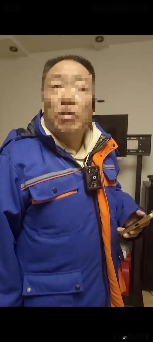 近日，某地热力公司工作人员入户测温时，竟佩戴带有警徽标志的记录仪，引发居民质疑。