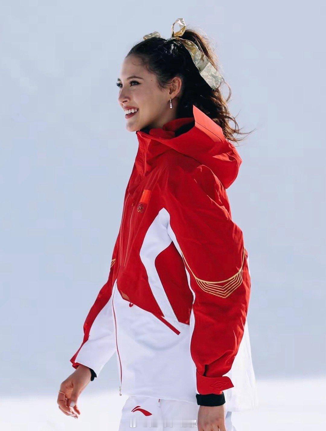 谷爱凌唱国歌恭喜谷爱凌拿下米兰冬奥会金牌！赛场夺冠又飒又稳，领奖台造型更是美到封