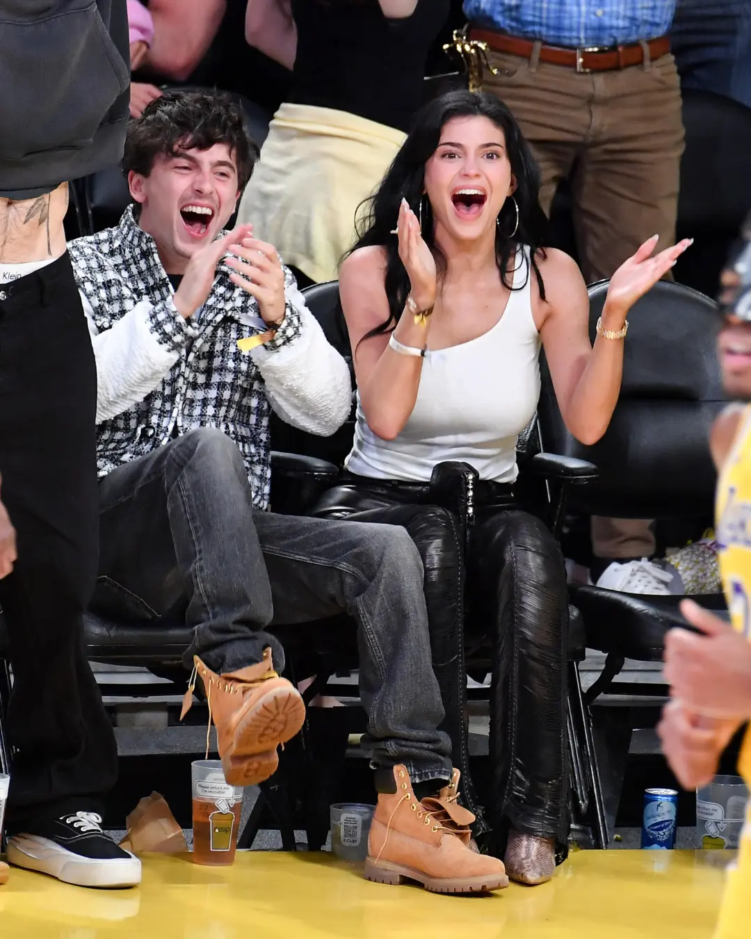 甜茶和凯莉看nba季后赛。