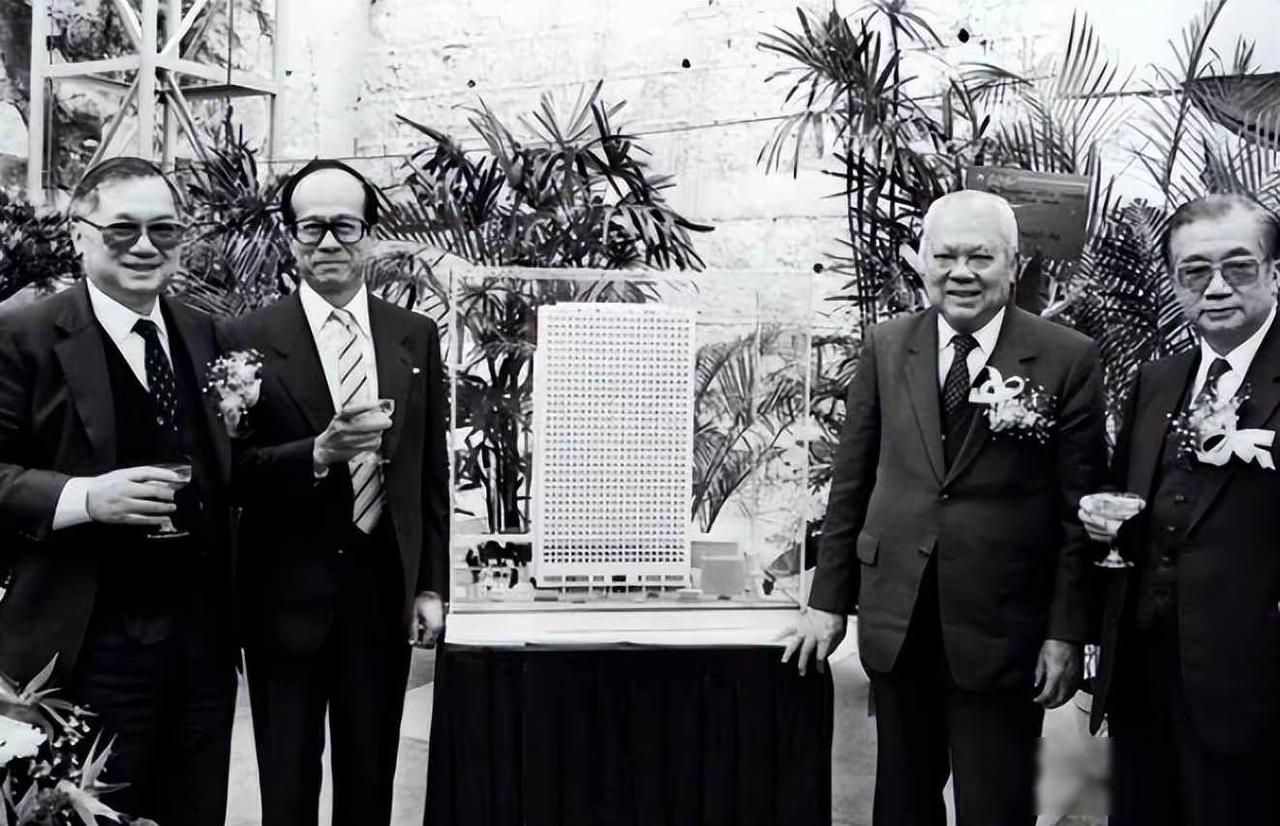 四位穿着整齐的男士在户外合影。只认识李超人，这四位都不简单吧，谁最厉害？百年不遇