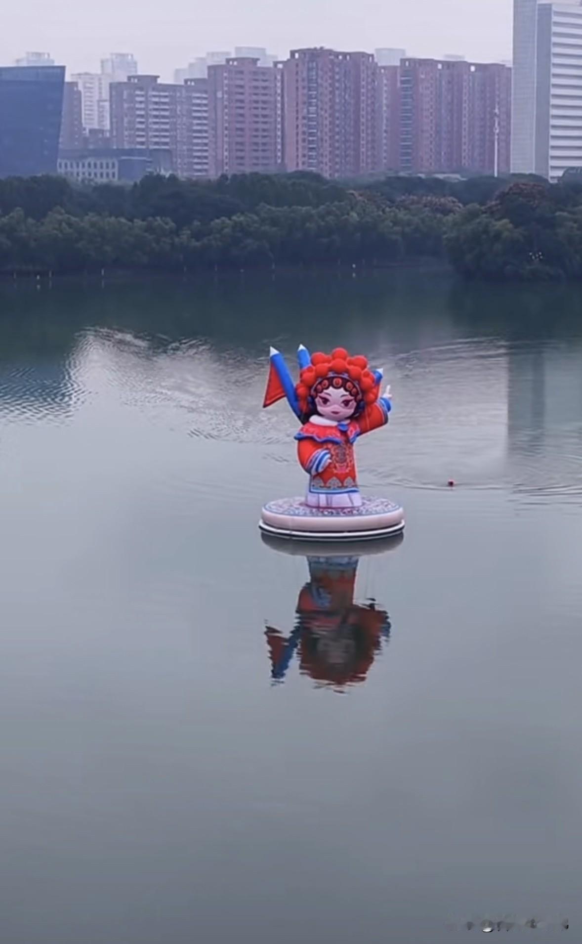 有人直呼“丑到极致、土到上头”，get不到设计审美；也有人力挺“聚焦中华传统戏曲