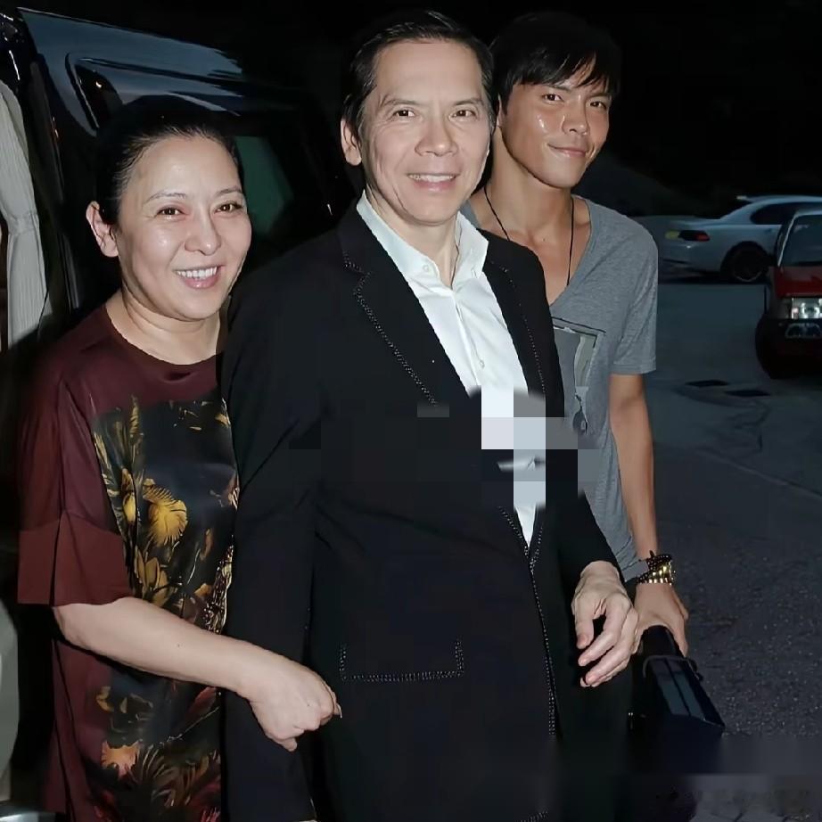 总是听说， 婚姻就是火葬场， 但是在向佐和郭碧婷这里，看到了另一个现象。 就一个