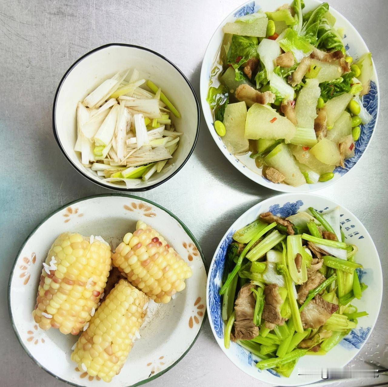 今日中伏，一年中最热的时间来了。上午在外面待了一会，感觉好热啊。

都说中伏要吃