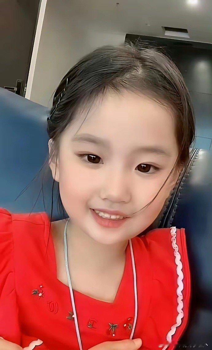 刘亦菲都生不出这么像的小孩，完全可以演她小时候 