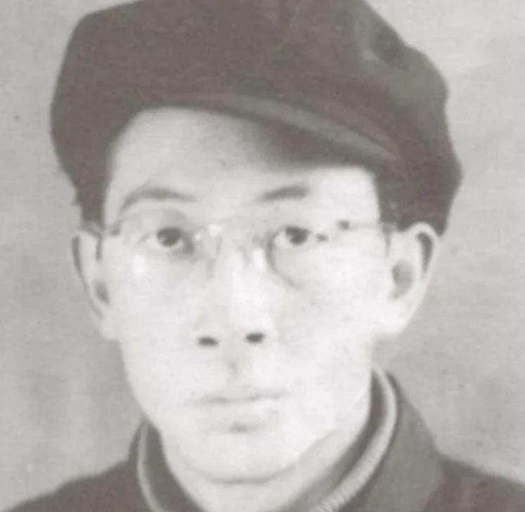 1950年8月，看守所内一汉奸竟在人群中认出自己儿子，此时其儿子竟身着解放军服装