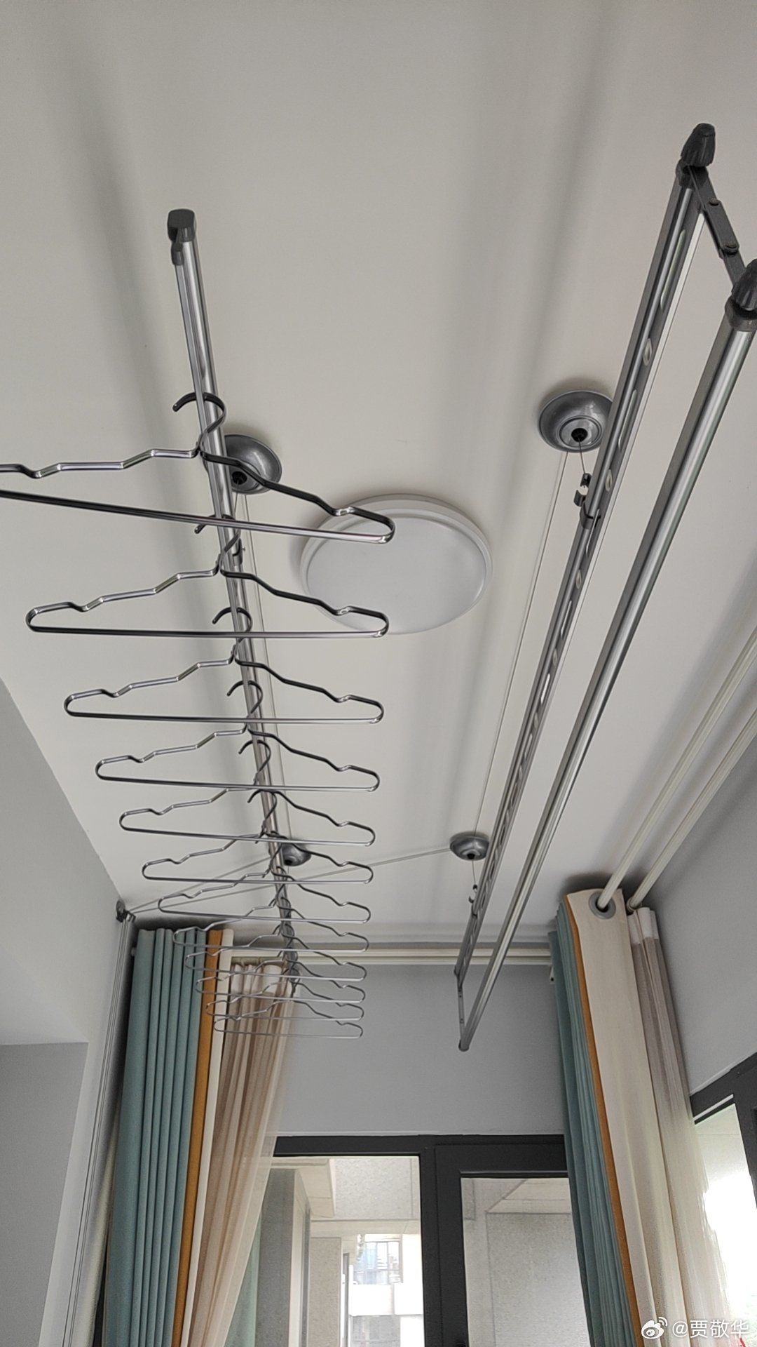 朋友家装修买了智能晾衣架，支持语音控制。春节回老家住了几天，昨天回来说晾衣架坏了