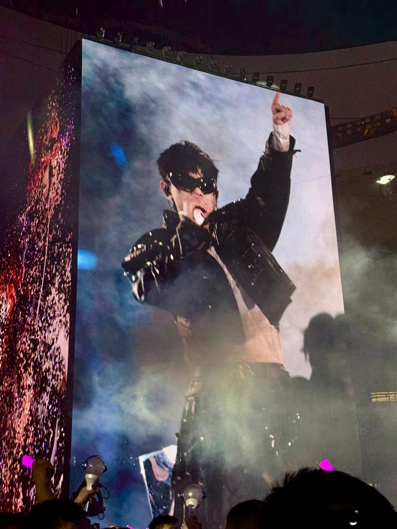 张杰请把墨镜焊死在脸上 在内场看到的墨镜杰是那么巨大🕶️ ​​​
