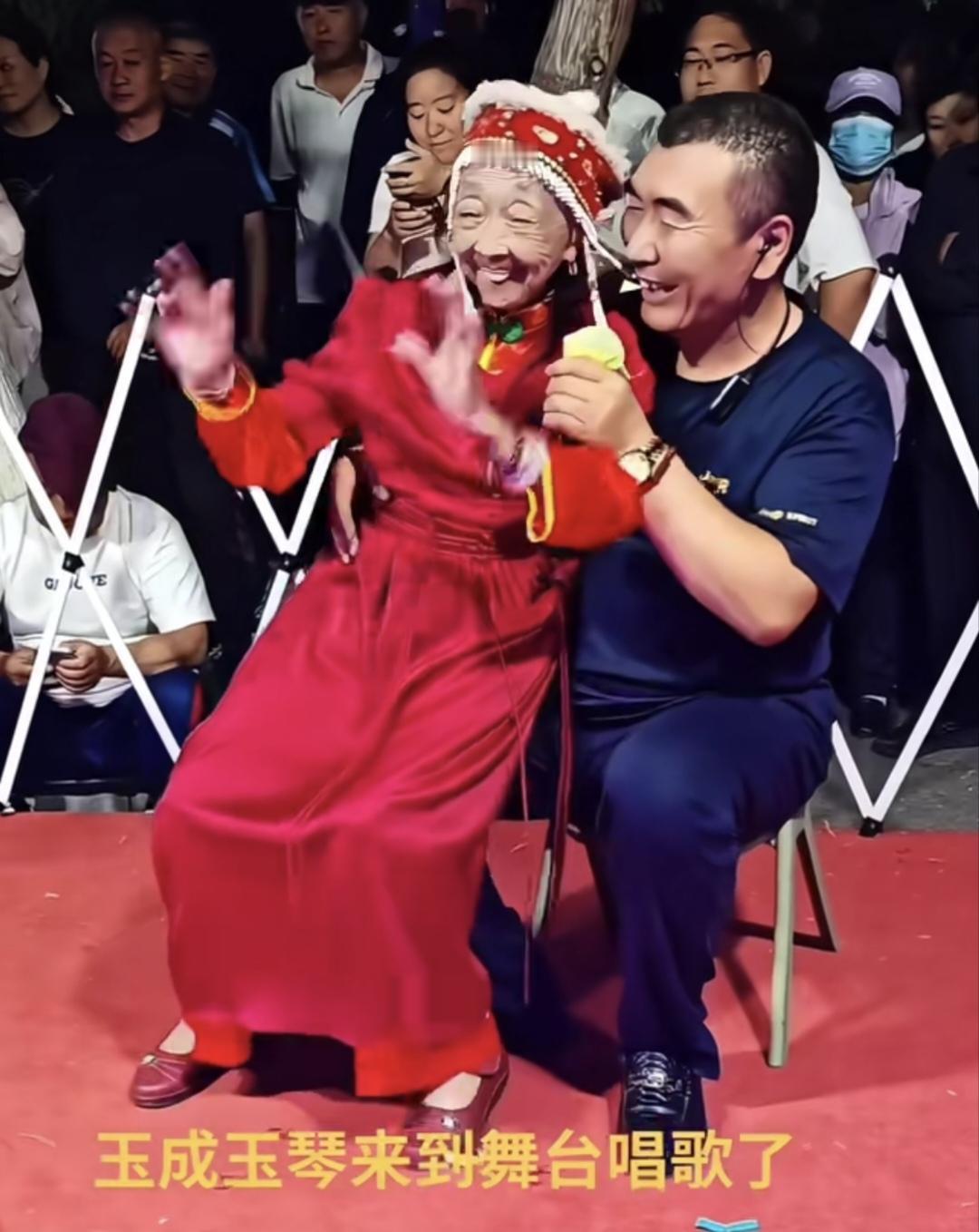 这回可找到马玉琴老人长寿的原因了，快乐第一性，这就是长寿的原因。看看人家马大姐，