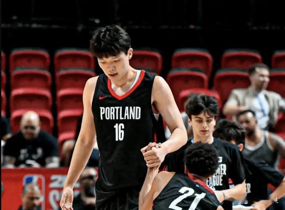 杨瀚森NBA夏季联赛首秀表现真的可圈可点，我给打9分。北京时间7月12日，他代表