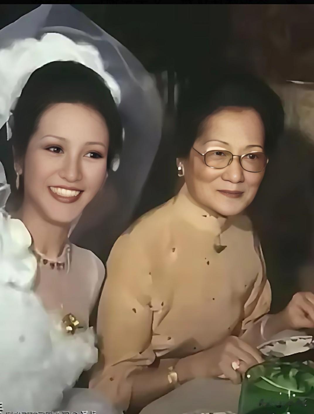 看到狄波拉当年与婆婆妈的合影，照片里的她笑容甜美。实际上，拉姑是个孤儿，想必吃过