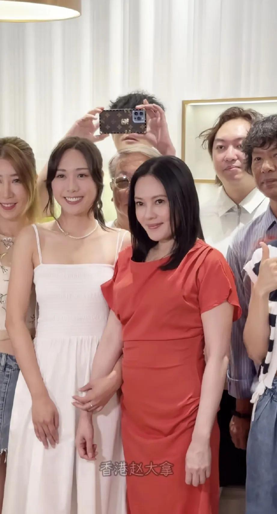 著名港星李丽珍带女儿出席活动，58岁的她和27的女儿看起来像姐妹。姐姐好年轻，脸
