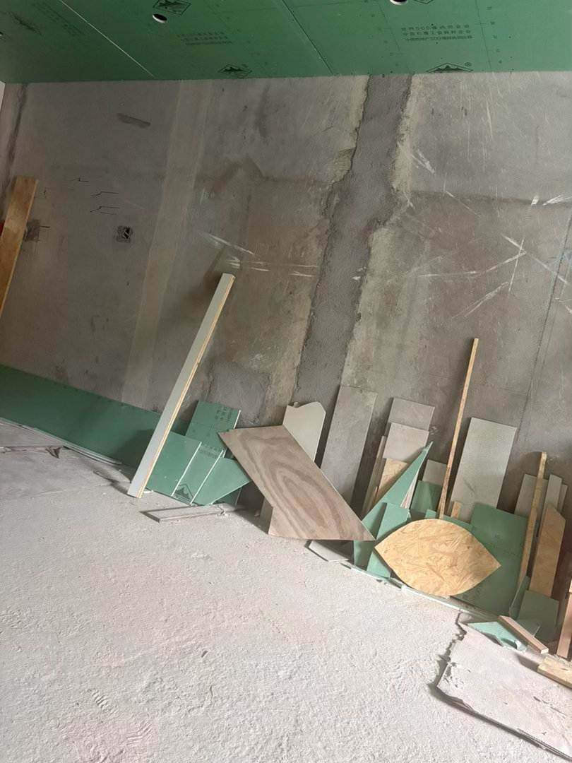 我坐工地，看着携程罚款新闻，人在都几十几百亿，我还想着今天再坚持发个10条的视频
