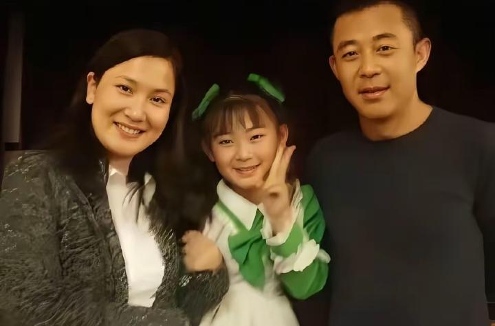 侯勇与第二任妻子和女儿