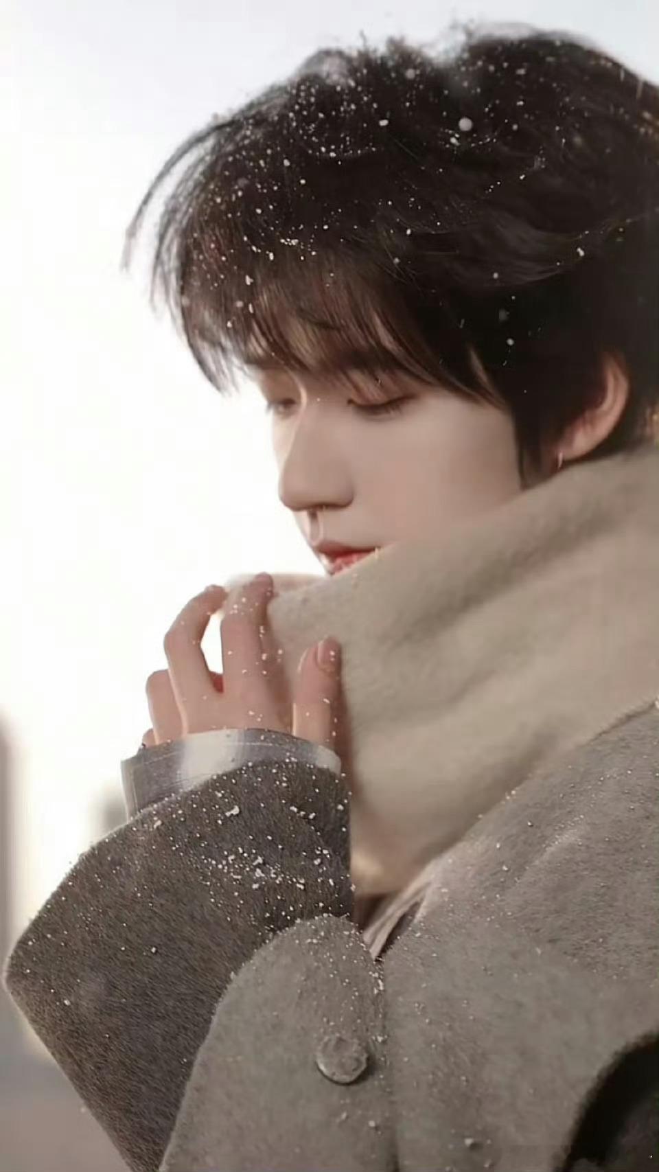 贺峻霖太帅了真喷不了，正脸是恋人，左侧脸像我爸的女婿，右侧脸像我妈的女婿，下面看