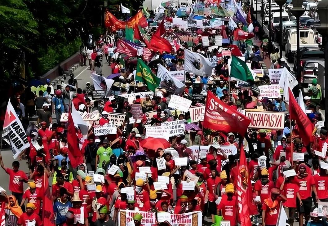 万人堵死马尼拉主干道，菲总统闭门不出，一场起诉引爆政坛死斗。
6月30日，菲律宾