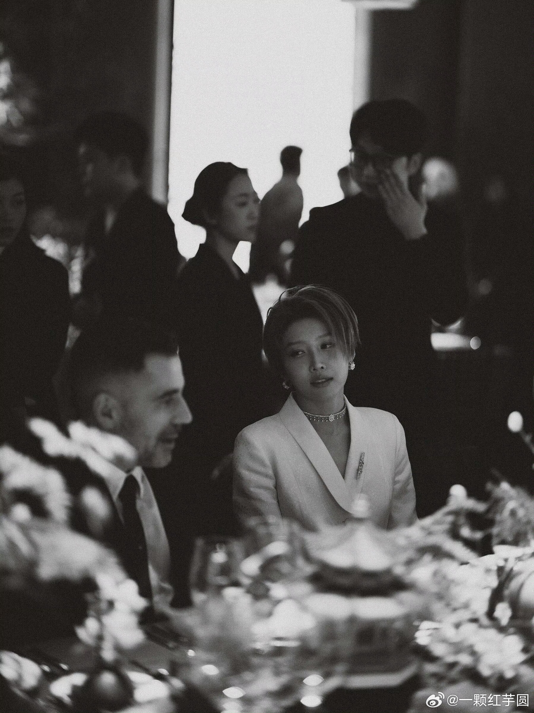 刘雨昕 晚宴内场照！氛围感好绝，太优雅矜贵了 