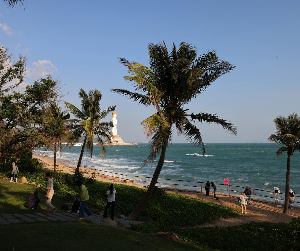 冬日三亚午后的海，像很多网友所说的玻璃海，令人陶醉，难以忘怀。
从三亚南山景区观