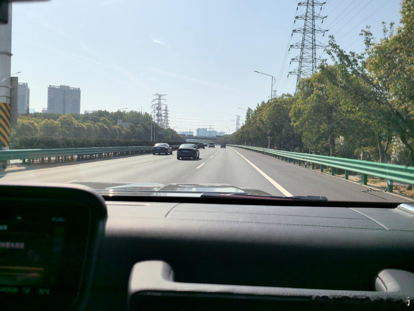我今天出去团建，就是这北汽风噪有点大[偷笑]，能看出来是那款？​店里同事在岗，服
