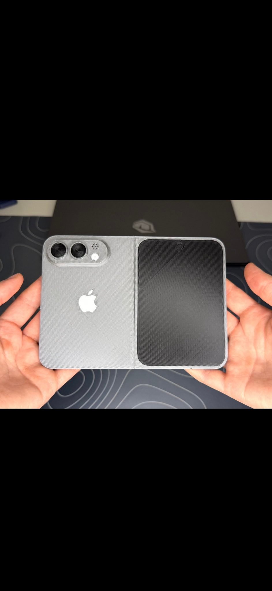 iPhone Fold 这个圆角看着是家族感十足，但是折叠后这铰链处的直角是不是