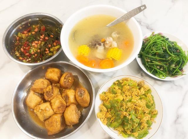 今天我加班回来晚了，婆婆给我留了饭，婆婆做的菜都是我喜欢吃的，感谢婆婆。