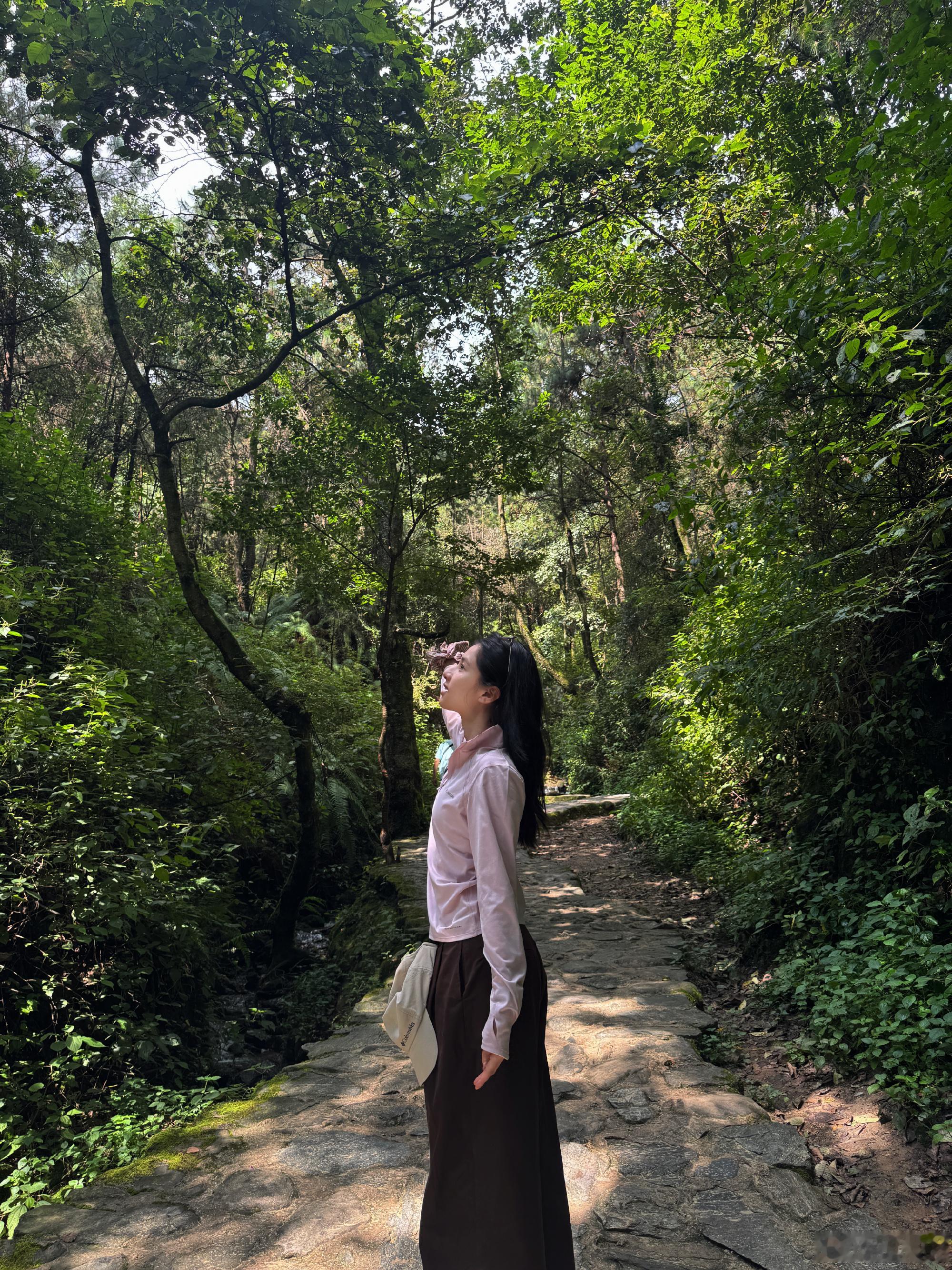 张婧仪往那一站，我瞬间觉得，她脚下的那条路好优美。若没有她，在看那条路，我只会觉
