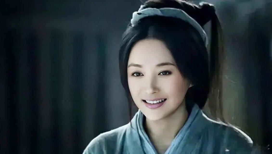 吕雉被项羽囚禁三年后，带着一双儿女回到汉朝，然而她成为皇后的当晚，刘邦让她跪着给