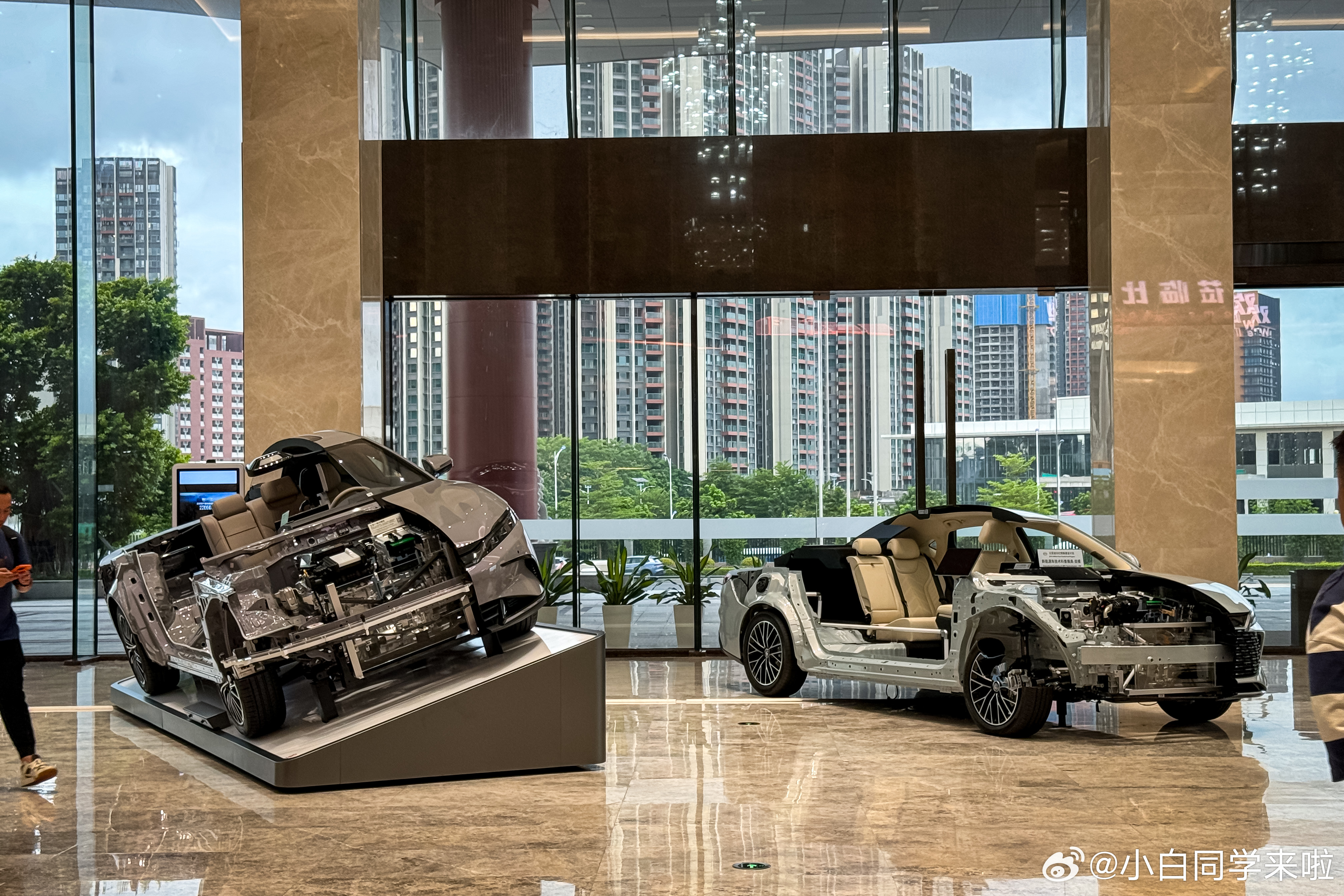 好久没来比亚迪六角大楼了，礼宾楼摆放的展具是越来越丰富了。另外，拍完才发现左下角