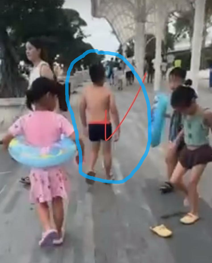 #北海银滩走失男童舅舅发声#【#8岁男童北海银滩走失#：监控显示其曾跑向沙滩】#