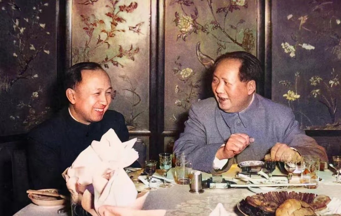 1956年2月，毛主席宴请刚刚回国的钱学森 