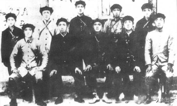 1935年8月，红25军部分人员合影
前排左起:吴焕先、郭述申、徐海东