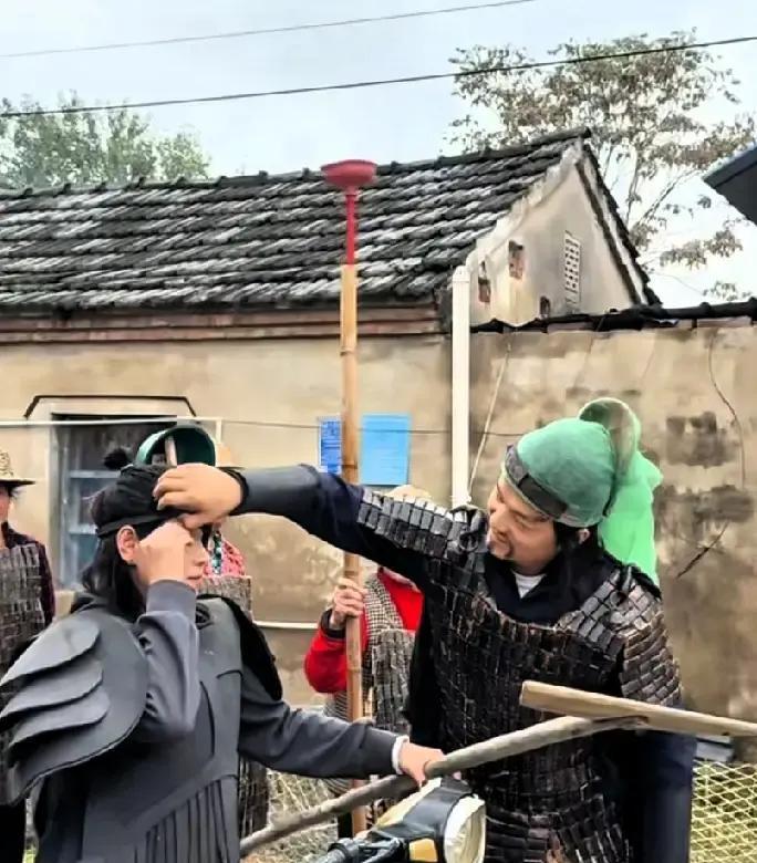 别再信“土味短剧成本低”了。
现在拍一集，光制作费就敢砸8000块。
你刷到的那