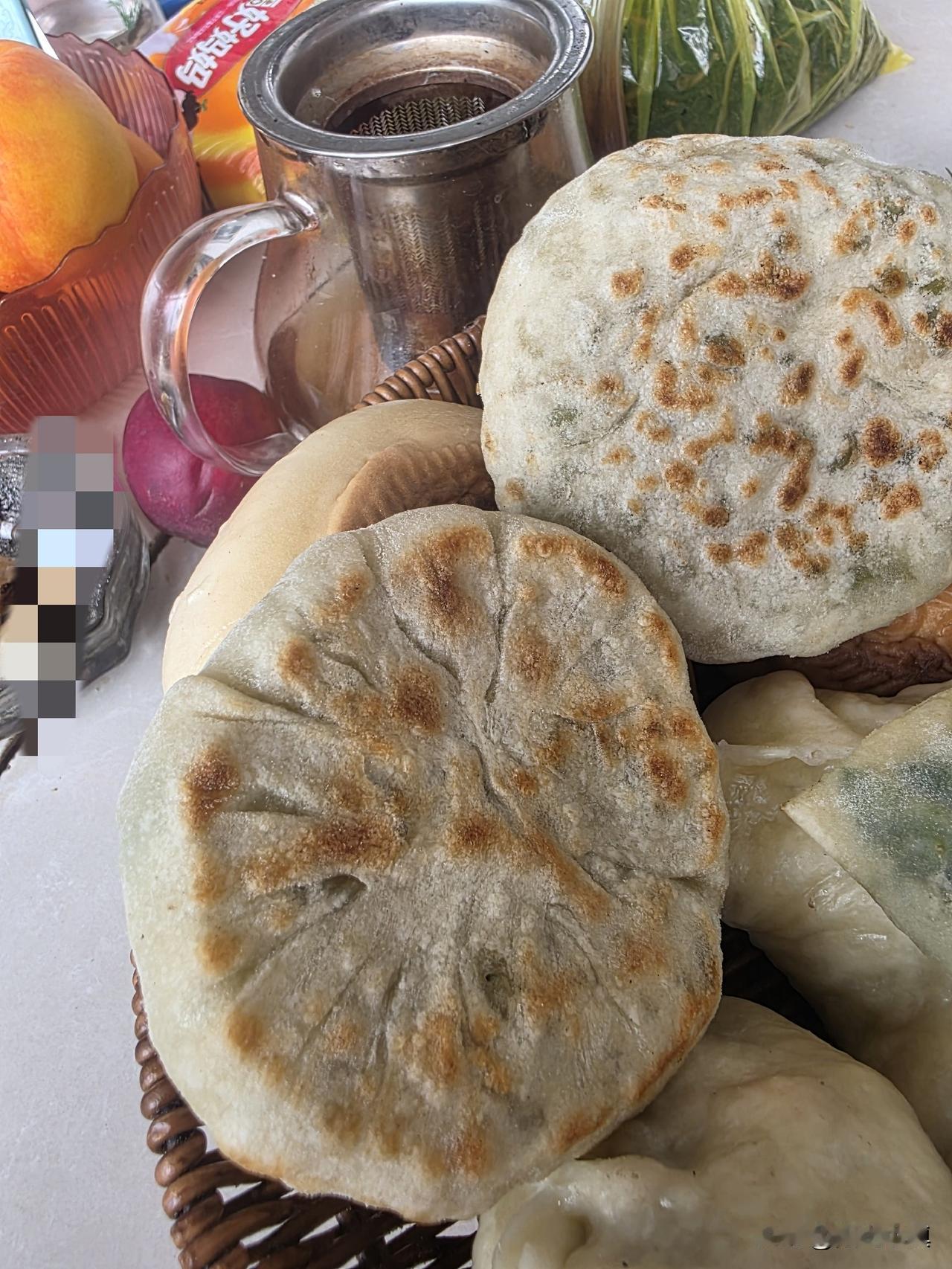 一顿午饭五种主食，却只有一个菜……

主食是烧饼、菜火烧、馅饼、包子、粽子，菜是