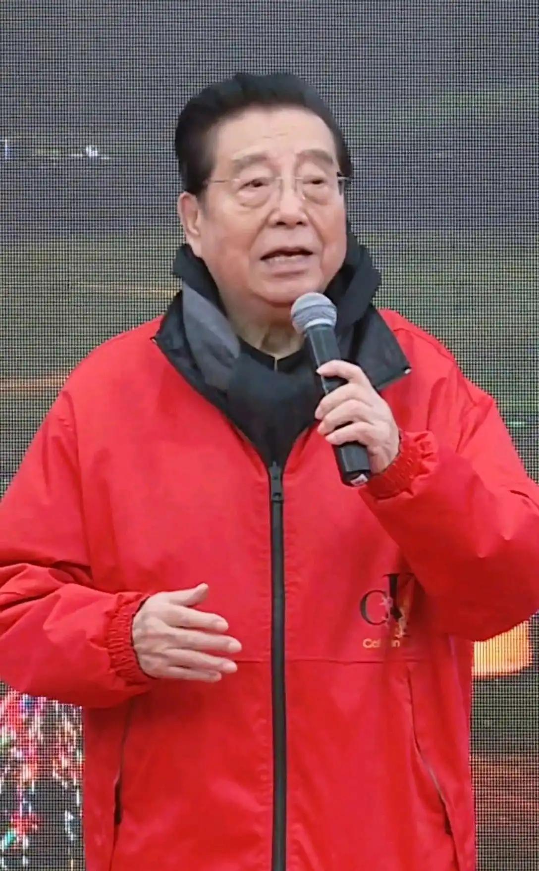 87岁的他拿着每月八万的高额收入，本来就已经该安享晚年的，却被迫常年奔波跑商演维