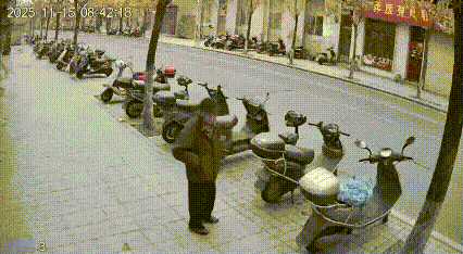 好端端的电动车，为什么要去踢它，最后自己摔倒在地！
这地方似乎是停电动车或者自行