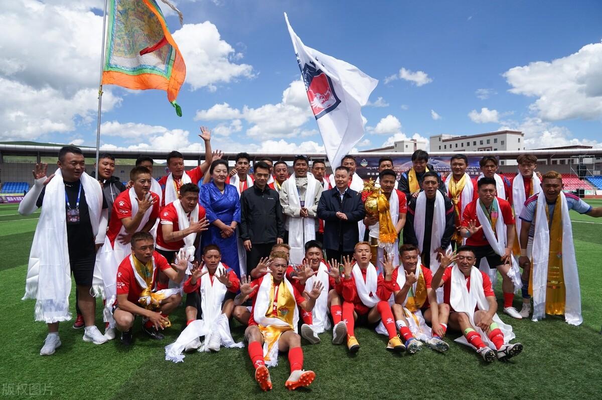 范大将军最珍贵的VIP宝座，简朴纯真，接地气。长此以往，民间足球有前途[钱]。