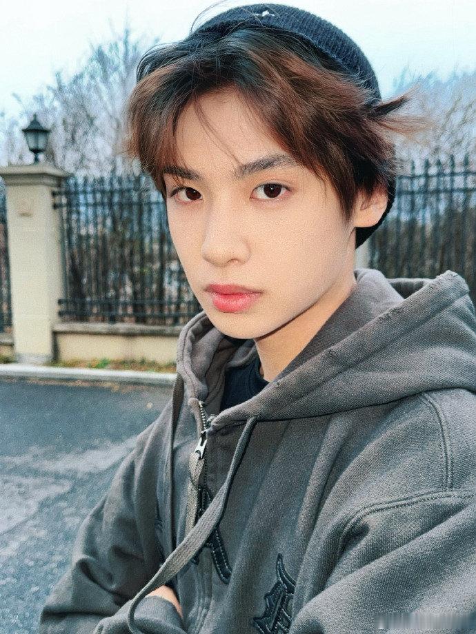 黄明昊出门走走有被冷到黄明昊出门拍拍走走 黄明昊出门拍拍走走 