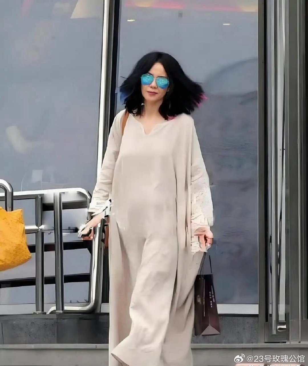 天后就是天后，高个子再加上高冷气质，穿个麻袋都能走路带风，潇洒自如。 