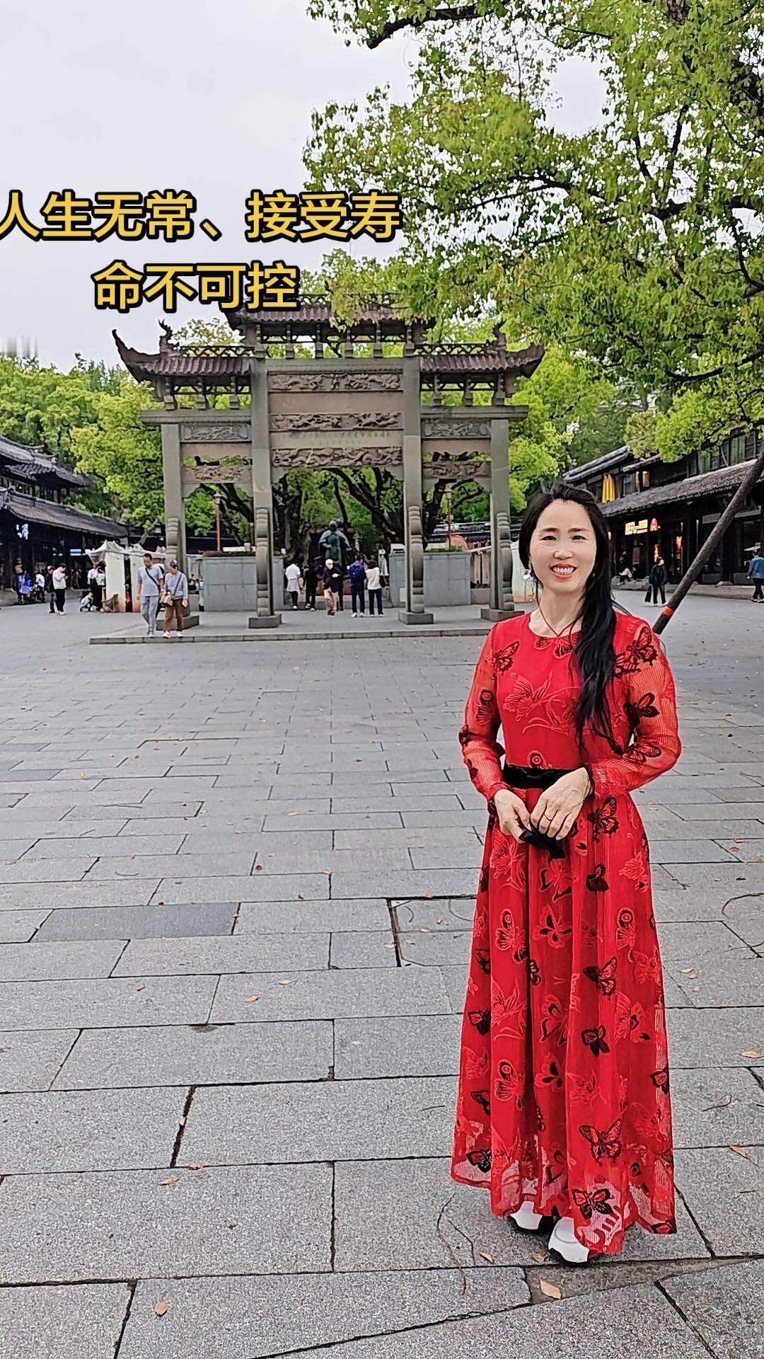 我们无法掌控寿命的长短。
坚持锻炼、规律饮食、好好睡觉，并不能保证长寿。有人精心